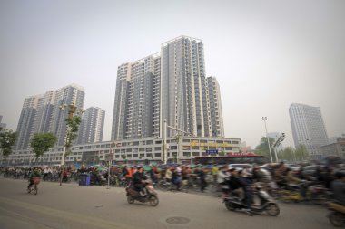 modern büyük şehir yayalar ve binalar 