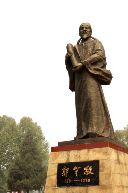 Parktaki bir adamın heykeli. 