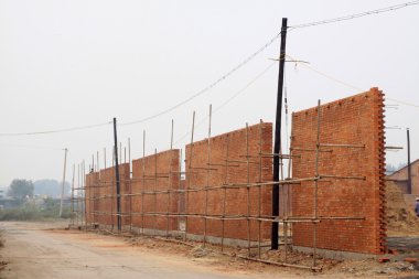 İnşaat alanı içinde yarım kalan duvar 