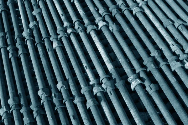 Componentes de tubos de aço em um canteiro de obras — Fotografia de Stock