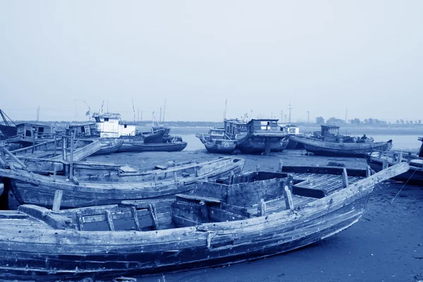 Vrak rybářského člunu, zastavil se na břehu — Stock fotografie