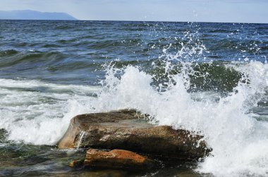 Sibirya'daki Baykal Gölü üzerinde sörf.