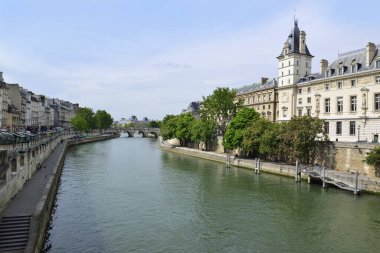 Paris 'teki Seine Nehri' nin yanından yürü.