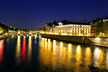 Paris 'teki Seine Nehri' nin yanından yürü.