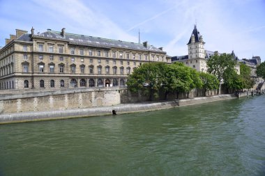 Paris 'teki Seine Nehri' nin yanından yürü.