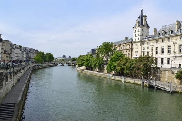 Прогулянка Річкою Сена Парижі — стокове фото