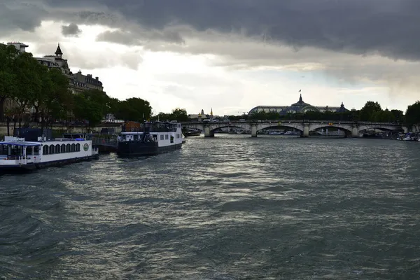 パリのセーヌ川を歩く — ストック写真