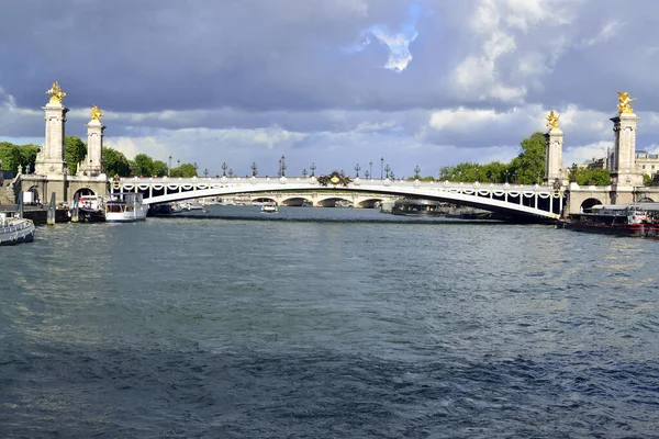 パリのセーヌ川を歩く — ストック写真
