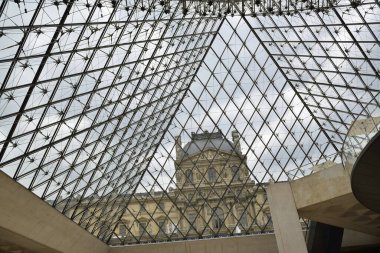 Paris 'in merkezindeki Louvre Müzesi.