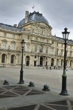 Louvre Müzesi Paris 'in merkezinde.
