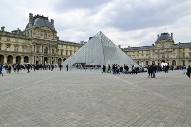 Louvre Müzesi Paris 'in merkezinde.