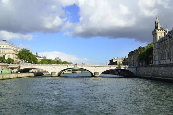 パリはあなたが戻りたい街です — ストック写真