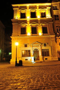 Geceleri antik şehir Lviv 'de