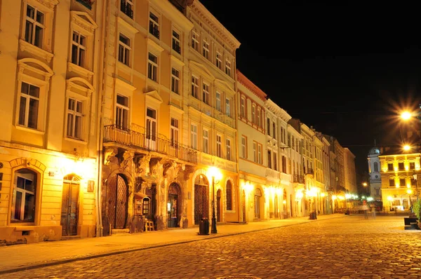 Geceleri antik şehir Lviv 'de