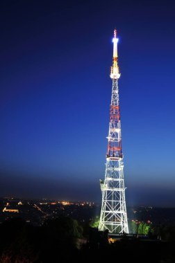 Geceleri Lviv şehrinde televizyon kulesi