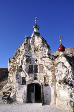 Kostomarovo köyündeki Hristiyan mağara manastırı