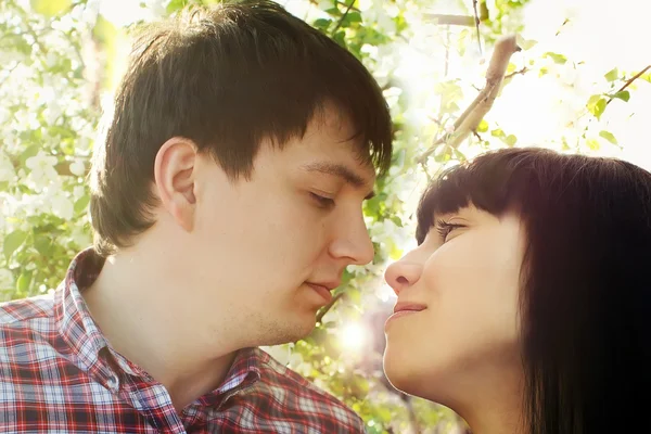 Close-up retrato de jovem casal olhando uns para os outros — Fotografia de Stock