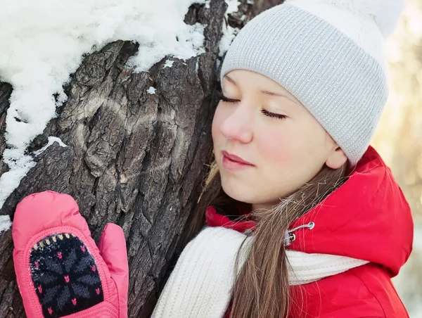 Dívka v zimě u stromu se zavřenýma očima — Stock fotografie