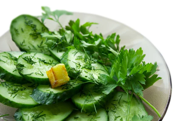 Salada de cucamber de close-up em branco — Fotografia de Stock