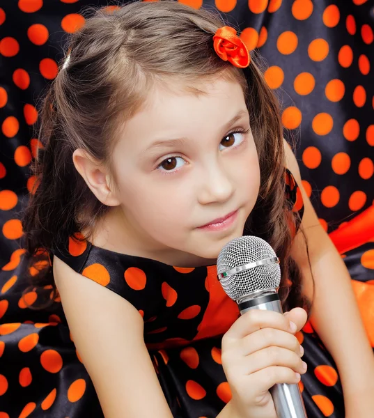 Fechar menina com microfone — Fotografia de Stock