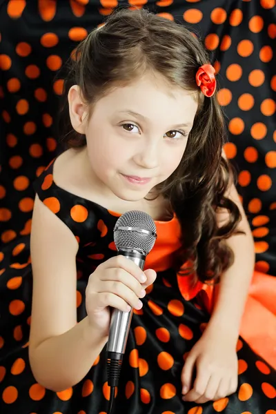 Menina em vestido de ervilhas laranja — Fotografia de Stock