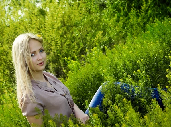 Belle femme blonde dans l'herbe verte — Photo