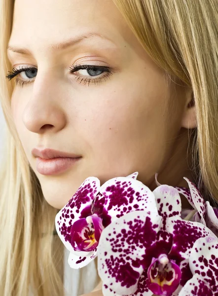 Primer plano hermosa chica con orquídeas — Foto de Stock