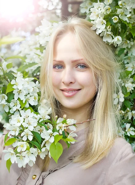 Beautiful woman near blossom apple tree — Stok fotoğraf