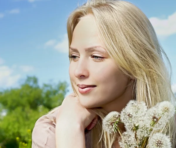 Primo piano donna sognante con dente di leone — Foto Stock