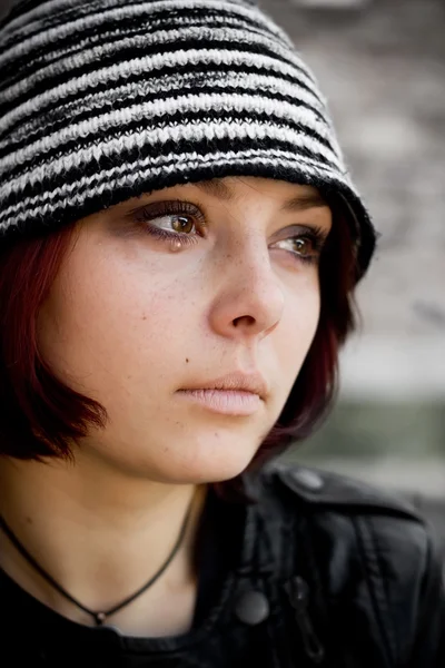 Närbild kvinna ansikte i grunge stil med tårar — Stockfoto