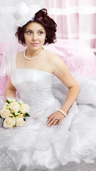 Portrait of young brunette bride — Stock Photo, Image