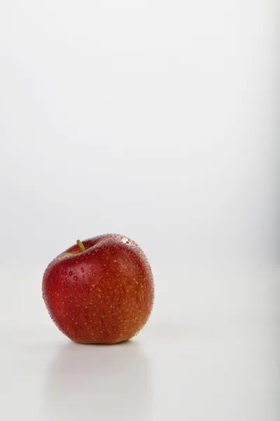 Pomme rouge mouillée isolée sur blanc — Photo