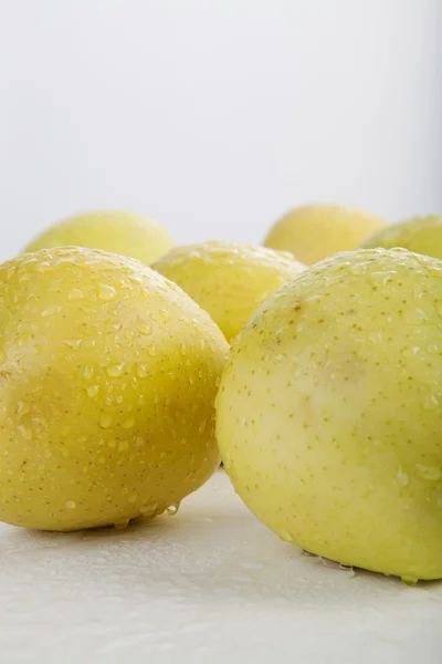 Gros plan isolé pomme jaune sur fond blanc — Photo