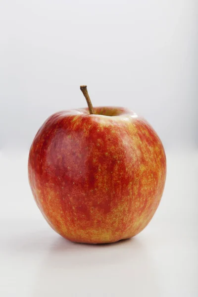 Pomme rouge isolée sur blanc — Photo