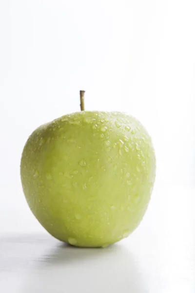 Pomme verte humide isolée sur blanc — Photo