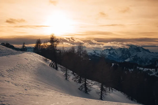 Magnifique panorama d'hiver dolomite au coucher du soleil avec nuages ensoleillés — Photo