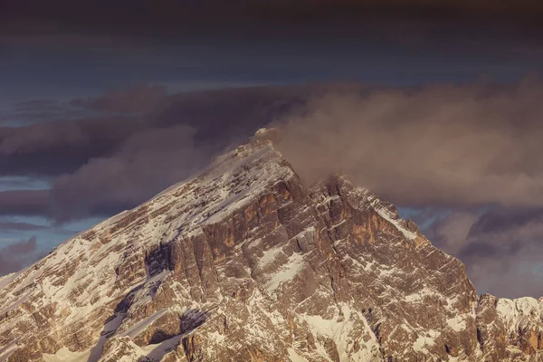 Деталь величественной вершины горы Антелао в зимних условиях — стоковое фото