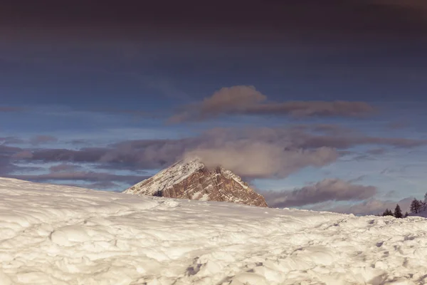 Kış koşullarında Antelao Dağı 'nın görkemli tepesinin günbatımı manzarası — Stok fotoğraf