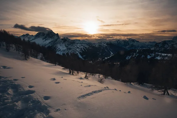 Dramatiska färger effekten av dolomit vinter panorama vid solnedgången med solbelysta moln — Stockfoto
