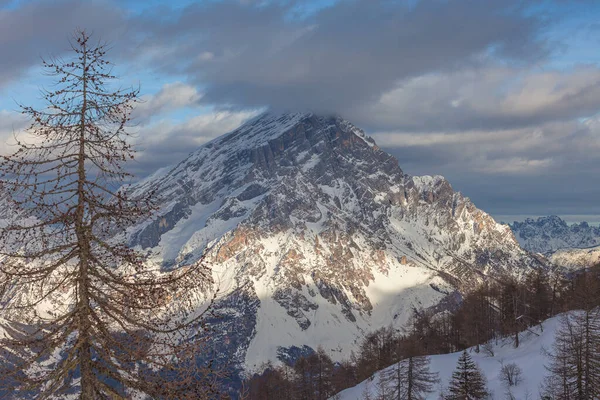 Впечатляющий зимний пейзаж горы Антелао с вершиной, покрытой облаками — стоковое фото