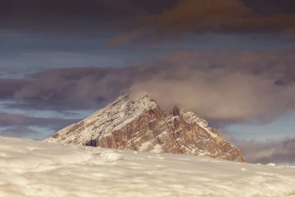Крупный план величественной вершины горы Антелао в зимних условиях — стоковое фото