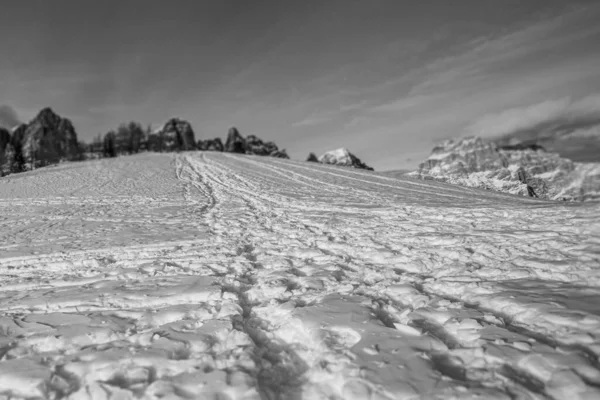 Svart och vit effekt av snöig sluttning med mänskliga spår — Stockfoto