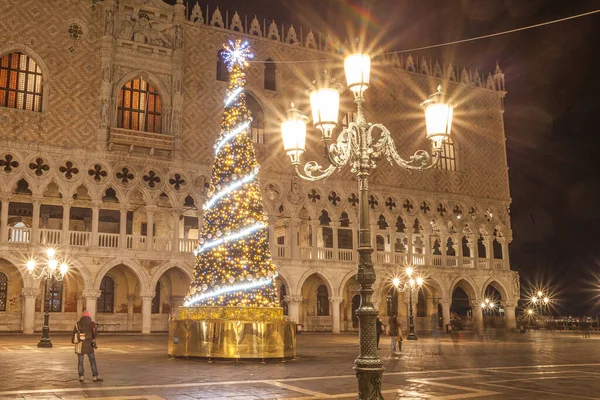 Venedik, Palazzo Ducale 'nin önündeki Noel ağacının gece manzarası