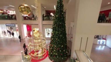 Noel süsleri ve alışveriş merkezleri.