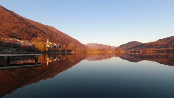 Fantastisk höst solnedgång på Santa Maria sjön i prosecco kullar — Stockvideo