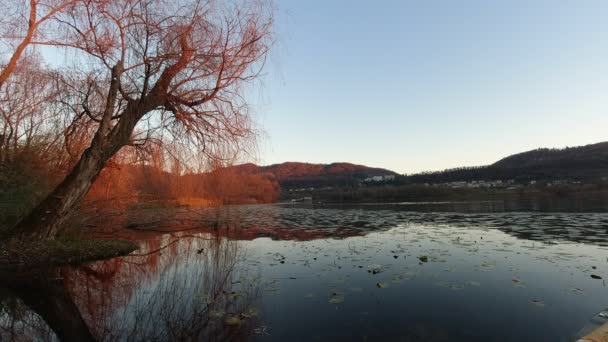 Maravilloso atardecer de otoño en el lago Santa Maria en las colinas del prosecco — Vídeos de Stock