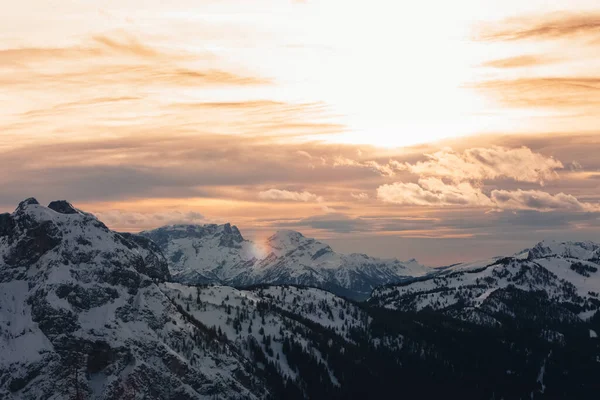 夕阳西下白云石冬季全景的戏剧性色彩效应 — 图库照片