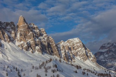 Rocchette Dolomite tepelerinin güneşteki karlı güney manzarası