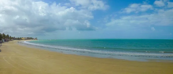 Pohled na brasilskou písečnou pláž zaplavenou mořskými vlnami — Stock fotografie