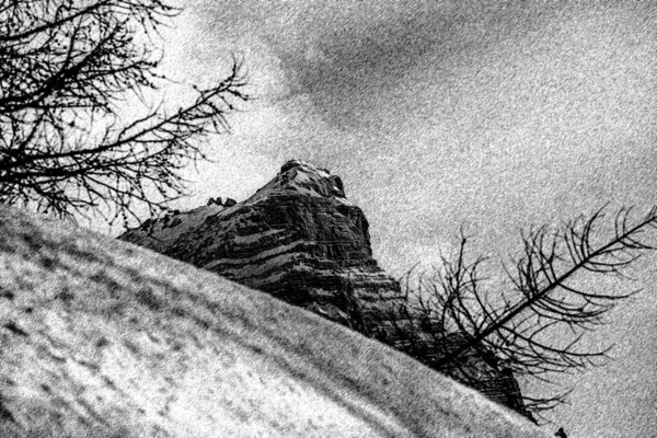 Ilustração com técnica de carvão vegetal do Monte Pelmo em condições de inverno — Fotografia de Stock